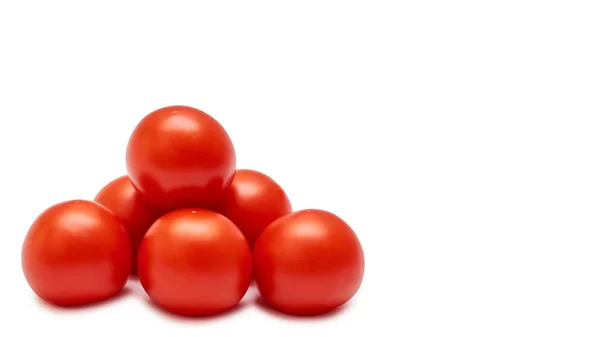 Çiğ kırmızı domates. Beyaz arka plan üzerinde izole. kopyalama alanı şablonu — Stok fotoğraf