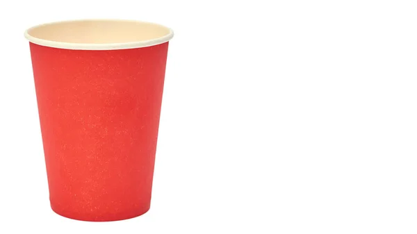 Taza desechable de papel rojo. Aislado sobre un fondo blanco. copiar espacio, plantilla . — Foto de Stock