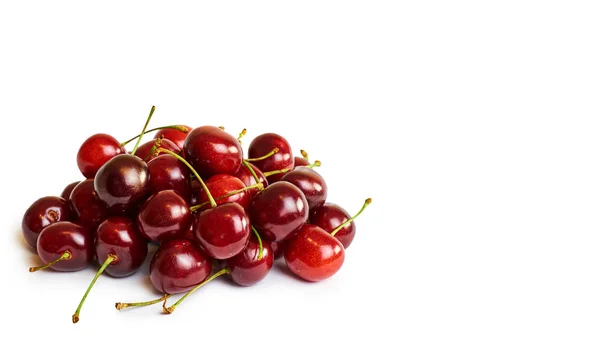 Cereza cruda roja aislada sobre fondo blanco. copiar espacio, plantilla . —  Fotos de Stock