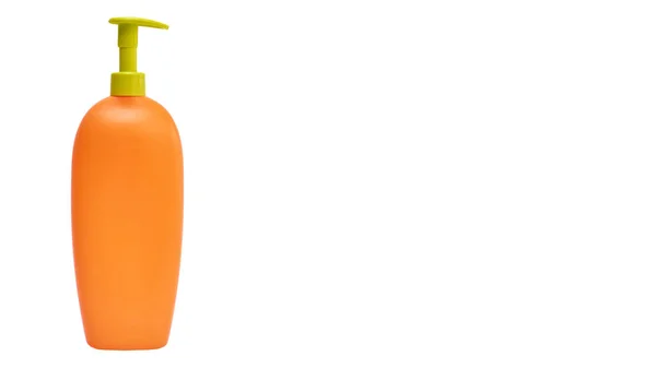 Oranžová plastová láhev izolované na bílém pozadí. Kopírovat prostor, šablona. — Stock fotografie