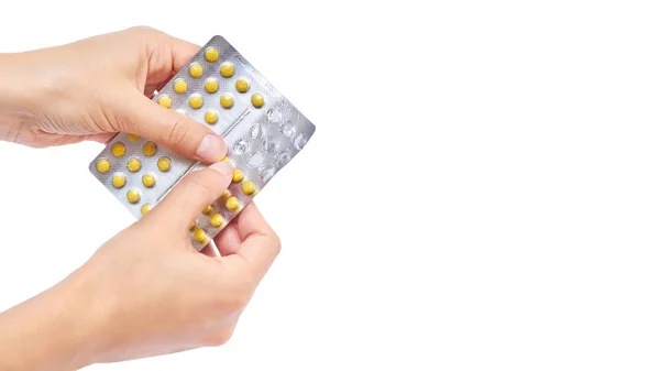 Mão segurando pílulas pacote isolado no fundo branco. espaço de cópia, modelo — Fotografia de Stock