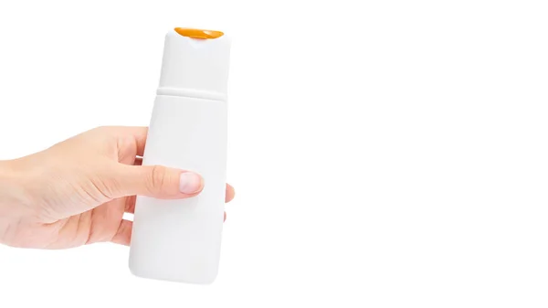 Beyaz arka plan üzerinde izole şampuan şişesi tutan el. kopyalama alanı şablonu — Stok fotoğraf
