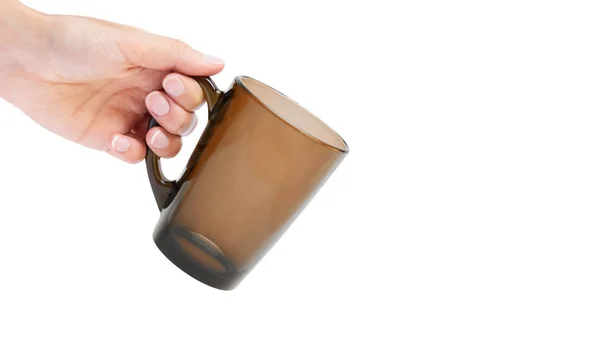 Kvinnliga handen håller glas cup. Isolerade på vit bakgrund. Kopiera utrymme, mall — Stockfoto