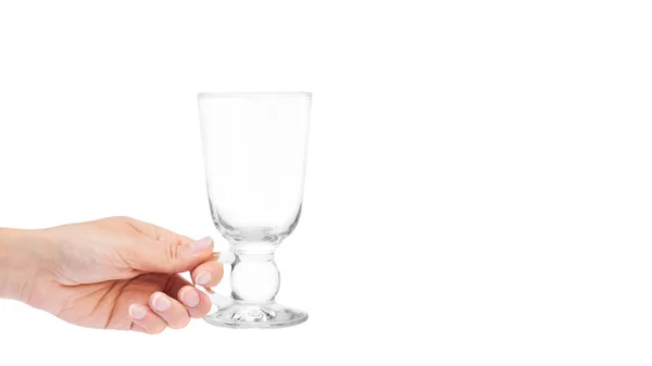 Kvinnliga handen håller glas cup. Isolerade på vit bakgrund. Kopiera utrymme, mall — Stockfoto