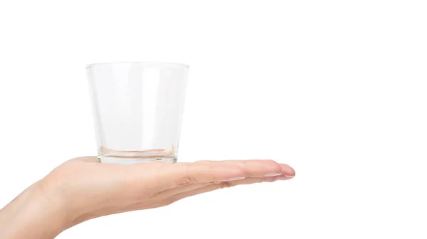 여성의 손을 잡고 투명 유리 컵. 흰색 배경에 고립. 공간, 복사 템플릿 — 스톡 사진