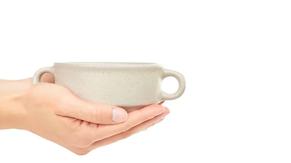 女性手捧陶瓷碗汤。在白色背景下被隔离。复制空间, 模板 — 图库照片