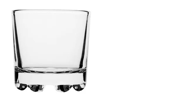 Порожня скляна чашка ізольована на білому тлі. За алкоголь або коктейлі. копіювання простору, шаблон — стокове фото