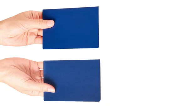 Blauwe internationaal paspoort in hand geïsoleerd op een witte achtergrond. kopiëren van ruimte, sjabloon — Stockfoto