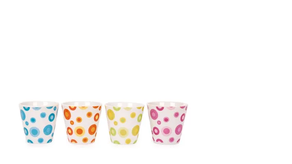 Línea hecha de copas multicolores aisladas sobre fondo blanco. copiar espacio, plantilla — Foto de Stock