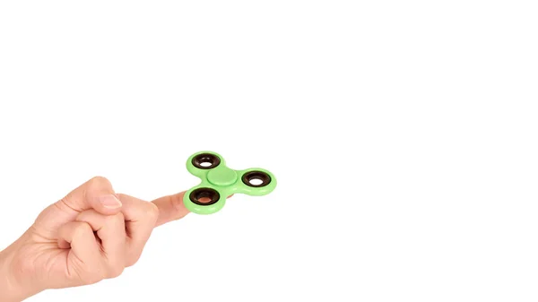 Fidget spinner verde en mano aislado sobre fondo blanco. copiar espacio, plantilla — Foto de Stock