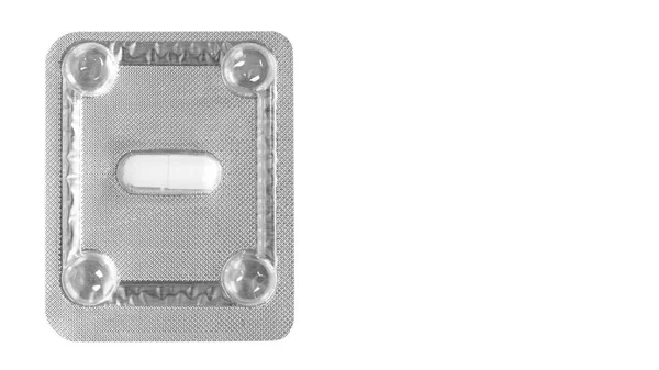 Geneeskunde pillen verpakt in blaren geïsoleerd op een witte achtergrond. kopiëren van ruimte, sjabloon — Stockfoto