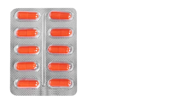 Medicamentos comprimidos embalados em bolhas isoladas em fundo branco. espaço de cópia, modelo — Fotografia de Stock