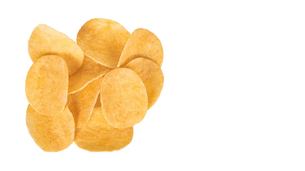 Вкусные картофельные чипсы на белом фоне. скопировать пространство, шаблон — стоковое фото