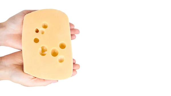 Bloque de queso en mano aislado sobre fondo blanco. copiar espacio, plantilla — Foto de Stock