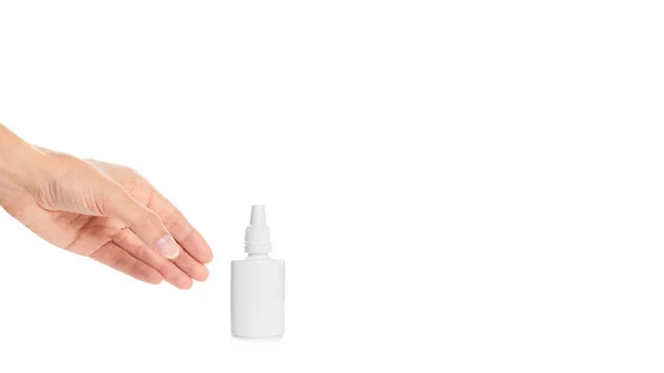 Spray nasal médico na mão isolado em fundo branco. espaço de cópia, modelo — Fotografia de Stock