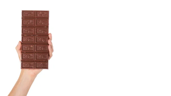 Barra de chocolate com nozes na mão isolado no fundo branco. espaço de cópia, modelo — Fotografia de Stock