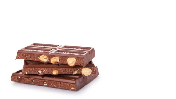 Barra de chocolate com nozes isoladas no fundo branco. espaço de cópia, modelo — Fotografia de Stock