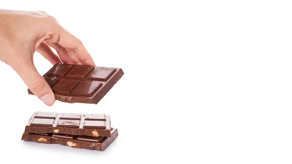Barra de chocolate com nozes na mão isolado no fundo branco. espaço de cópia, modelo — Fotografia de Stock