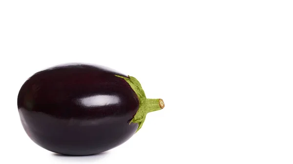 Purple fresh organic eggplant isolated on white background. copy space, template — Stock Photo, Image