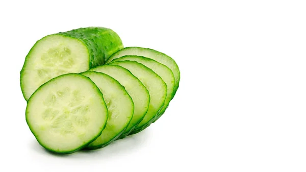 Appetitliche grüne Gurke isoliert auf weißem Hintergrund, gesunde Ernährung. Kopierraum, Vorlage. — Stockfoto