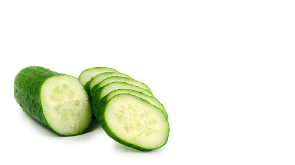 Apetitoso pepino verde aislado sobre un fondo blanco, comida saludable. copiar espacio, plantilla . —  Fotos de Stock