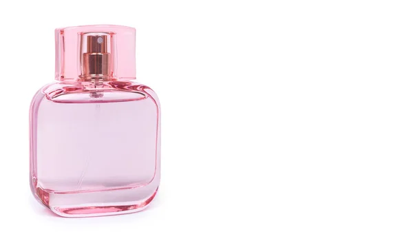 Parfum de femme dans une belle bouteille rose isolée sur fond blanc, odeur de luxe, verre cristallin. espace de copie, modèle — Photo