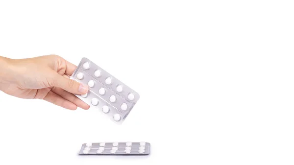 Medicamento em pacote de comprimidos na mão isolado em fundo branco, comprimidos em blister. espaço de cópia, modelo — Fotografia de Stock