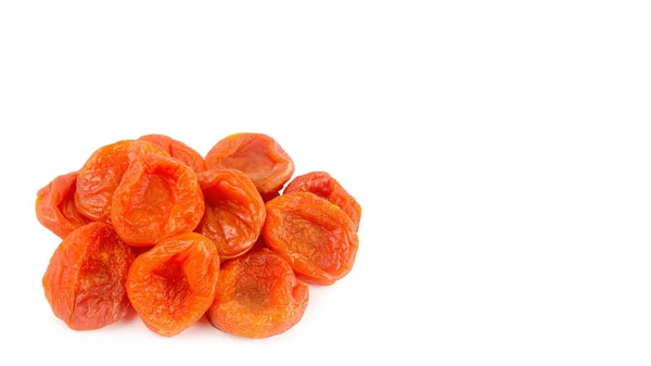Свежие витамины сушеные абрикосы изолированы на белом фоне, здоровые закуски. скопировать пространство, шаблон . — стоковое фото