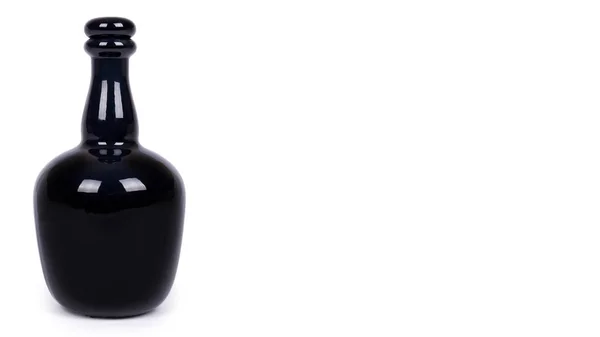 Schöne schwarze Flasche isoliert auf weißem Hintergrund. Kopierraum, Vorlage — Stockfoto