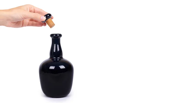 Bella bottiglia nera in mano isolata su sfondo bianco, alcol costoso, bevanda di lusso. spazio di copia, modello — Foto Stock