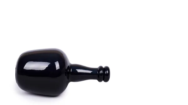 Schöne schwarze Flasche isoliert auf weißem Hintergrund. Kopierraum, Vorlage — Stockfoto