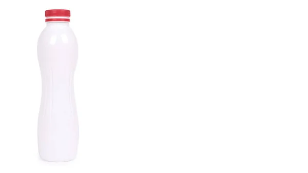 Botol yoghurt dengan topi merah diisolasi pada latar belakang putih. salin ruang, templat — Stok Foto
