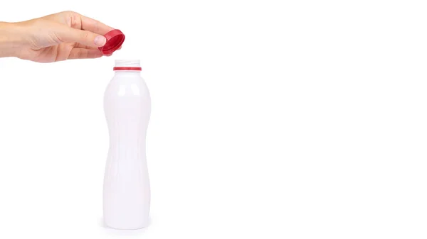 빨간색 요구르트 병에 손에 고립 된 흰색 배경, 건강 한 라이프 스타일, 우유에 대 한 플라스틱 컨테이너 모자. 공간, 복사 템플릿 — 스톡 사진