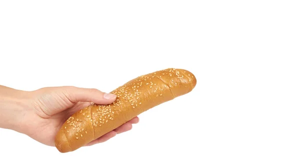 Lehké a chutné bageta chleba v ruce izolované na bílém pozadí, domácí jídlo se sezamem. Kopírovat prostor, šablona — Stock fotografie