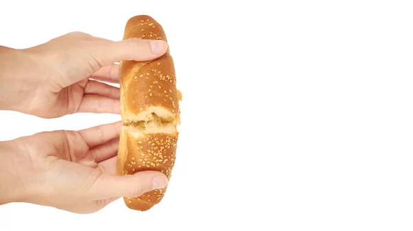 Pan de baguette ligero y delicioso en mano aislado sobre fondo blanco, comida casera con sésamo. copiar espacio, plantilla — Foto de Stock