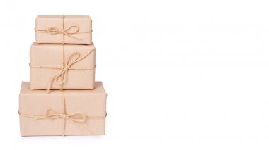 Eko hediye kutusu beyaz arka plan üzerinde izole kraft kağıdı. kopyalama alanı şablonu