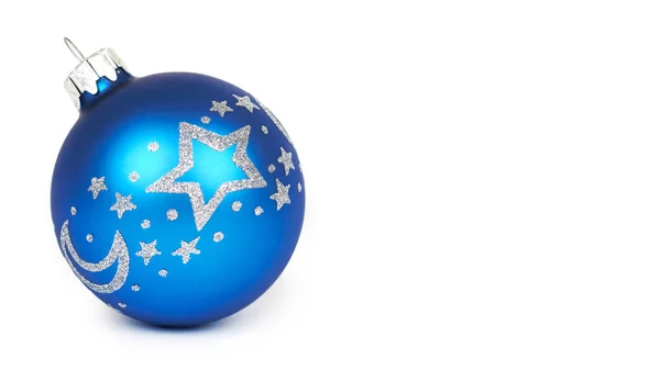 Cristmas decoração, bola azul de vidro isolado no fundo branco. Objeto de Ano Novo. espaço de cópia, modelo — Fotografia de Stock