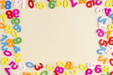 Bej arkaplanda renkli ahşap sayılar kompozisyonu.