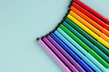 Mavi arkaplanda renkli keçeli kalem bileşimi.