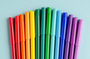 Mavi arkaplanda renkli keçeli kalem bileşimi.