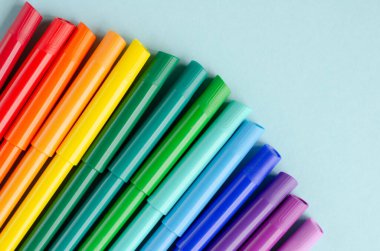 Mavi arkaplanda renkli keçeli kalem bileşimi.