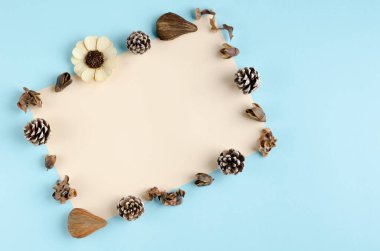 Mavi arka planda kurumuş yaprak bileşimi. Düz yatıyordu.