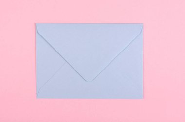 Pembe arkaplanda mavi kağıt kompozisyonu.