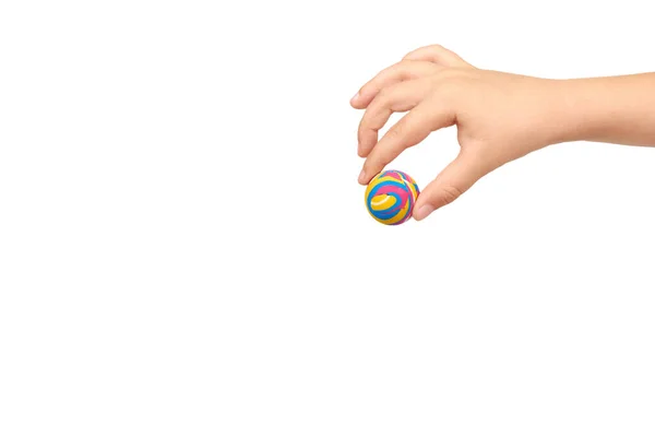 Kinderhand mit farbigem Gummiball, Kinderspielzeug. — Stockfoto