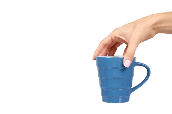 Mão com xícara de cerâmica azul, caneca para café e chá, cerâmica de cozinha . — Fotografia de Stock