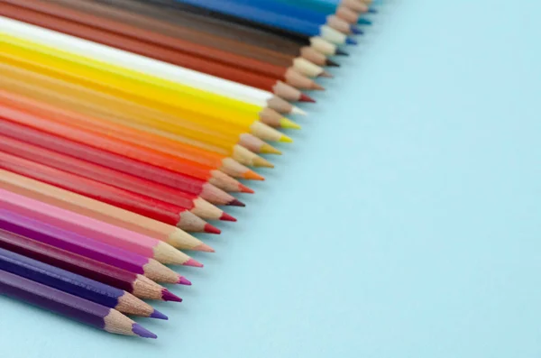 Кольорова композиція олівців на синьому фоні. Плоский прошарок . — стокове фото