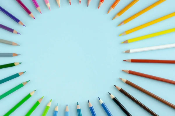 Composição de lápis coloridos sobre fundo azul. Depósito plano . — Fotografia de Stock