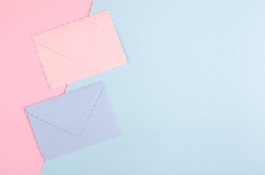 Pembe arkaplanda mavi kağıt kompozisyonu.