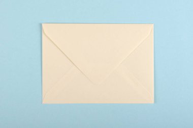 Mavi arka planda kağıt zarf kompozisyonu. Düz yatıyordu.