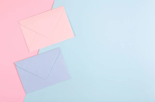 Composição de envelope de papel azul no fundo rosa . — Fotografia de Stock